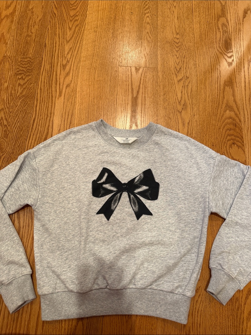 H&M Light Gray Crewneck Sweatshirt with Black Bow